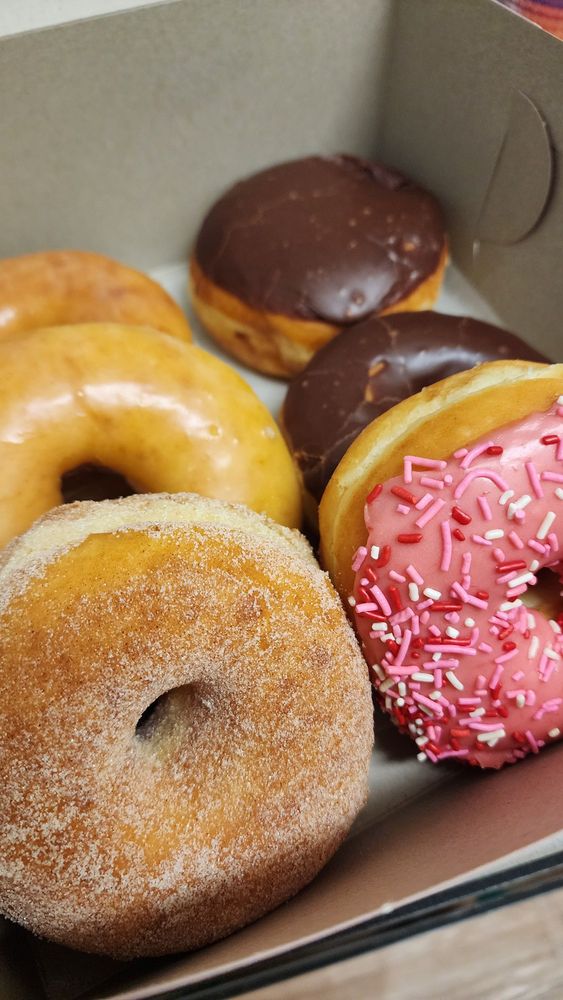 Alamitos Donuts Logo