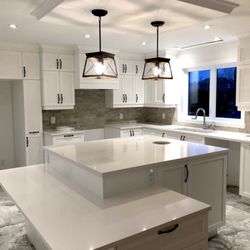 Les Comptoirs Casa & Granite - Kitchen island kitchen in white quartz