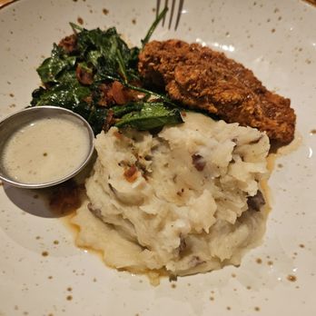 Lazy Dog Restaurant & Bar - Fireside Favorite Fried Chicken Dinner - New American Near Me - Cerritos, California