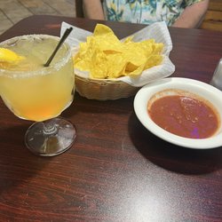 Los 3 Volcanes Restaurant - Fiber optic glass margarita, chips, salsa