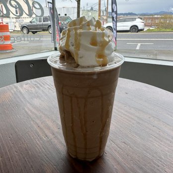 Elevate Coffee & Decor - Snickers flavored blended espresso frappe - Coffee & Tea Near Me - Rainier, Oregon
