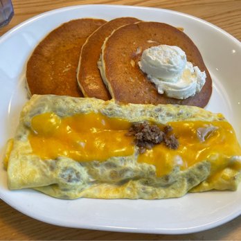 Pig 'N Pancake - Sausage and cheese omelette - American Near Me - Lincoln City, Oregon Pig 'N Pancake - Sausage and cheese omelette - American Near Me - Lincoln City, Oregon