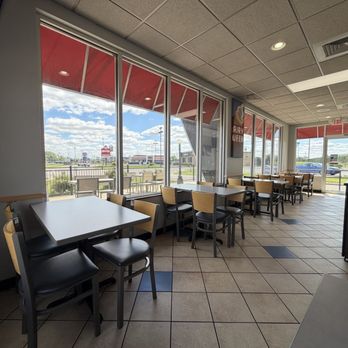 Dairy Queen Grill & Chill - Dining area - Ice Cream & Frozen Yogurt Near Me - Napoleon, Ohio