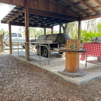 Gator Shack - Outdoor dining and BBQ pit. (Although I'm not sure it gets used too often). - Barbeque Near Me - Punta Gorda, Florida Gator Shack - Outdoor dining and BBQ pit. (Although I'm not sure it gets used too often). - Barbeque Near Me - Punta Gorda, Florida