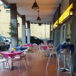 Voglia di Pizza - Tavolini all'esterno