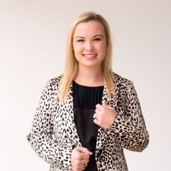 Lakes And Country Real Estate - Emily Collins