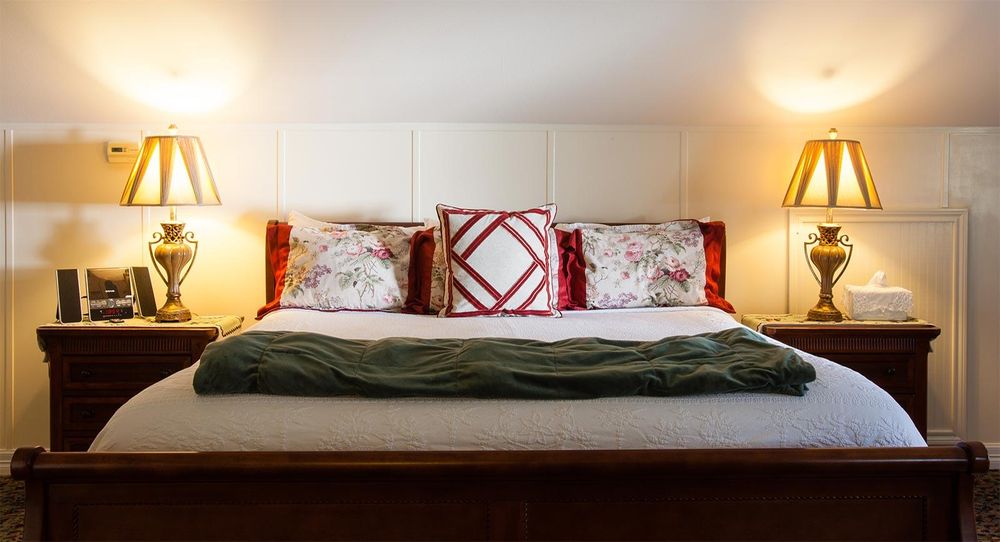 Rose Hill Retreat Logo
