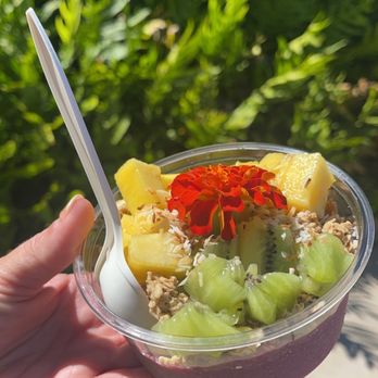 Brekkie Bowls - Pineapple kiwi açaí and dragon fruit bowl - Acai Bowls Near Me - Wailea , Hawaii Brekkie Bowls - Pineapple kiwi açaí and dragon fruit bowl - Acai Bowls Near Me - Wailea , Hawaii