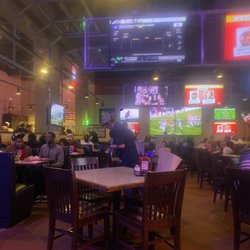 Pluckers Wing Bar - Killeen - The dinning room