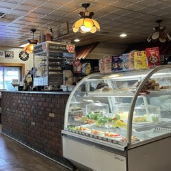 Raimondo's Restaurant & Pizzeria - Dessert encasement