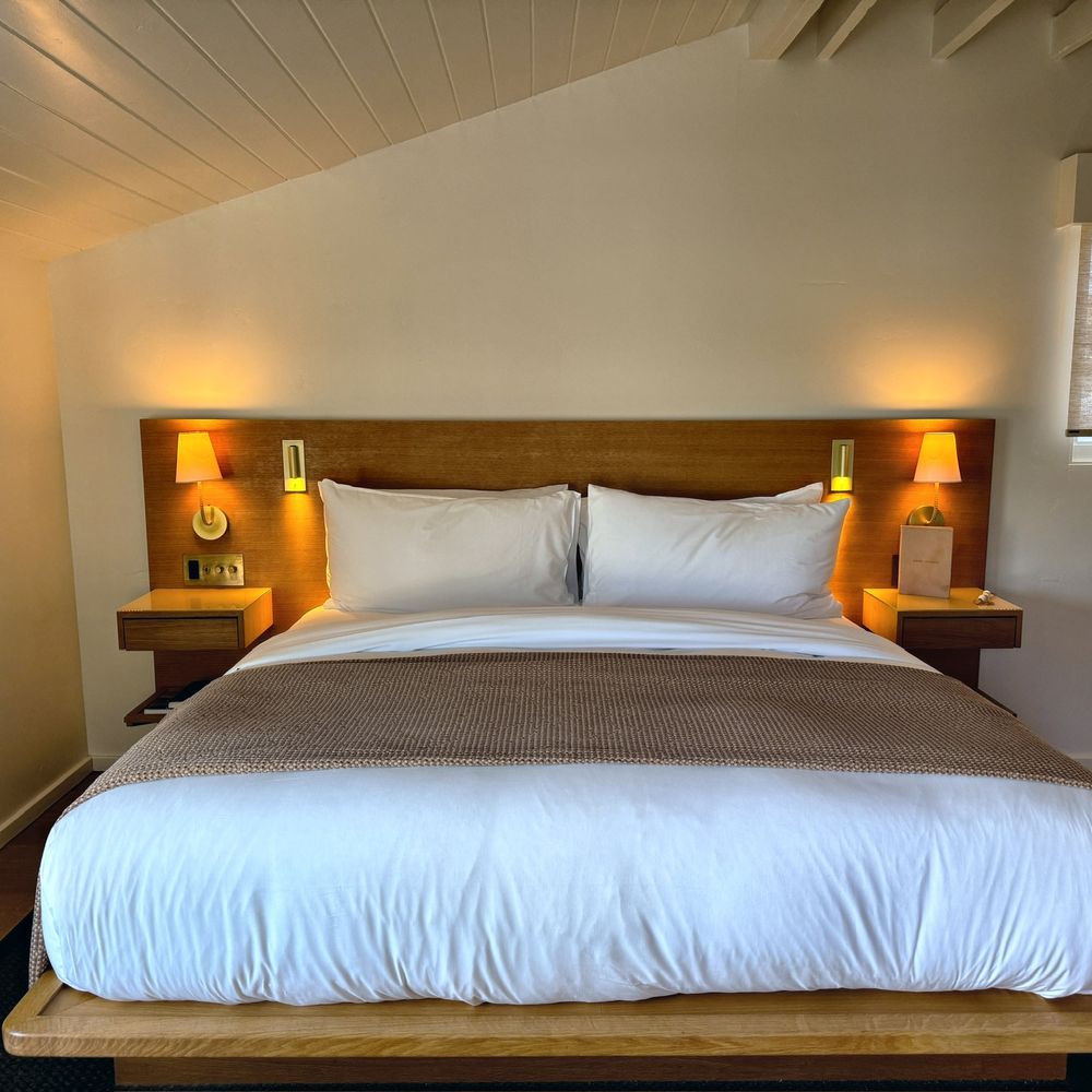 Hotel Joaquin - bed in Shaws room - Hotels Near Me - Laguna Beach, California Hotel Joaquin - bed in Shaws room - Hotels Near Me - Laguna Beach, California