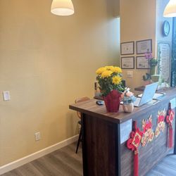 Relaxyyy Massage - Front desk