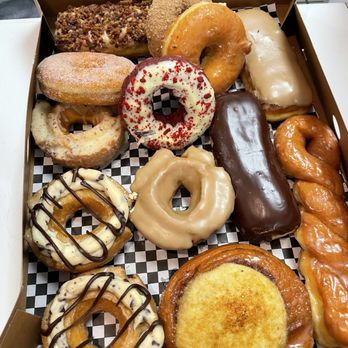 Carl’s Donuts - Cannoli, Cinnamon Roll creme brûlée, Red Velvet Cake Ring, Glazed Twist, Chocolate Bar, Sugar Ring, Maple Bar, Glazed Ring - Donuts Near Me - Las Vegas, Nevada