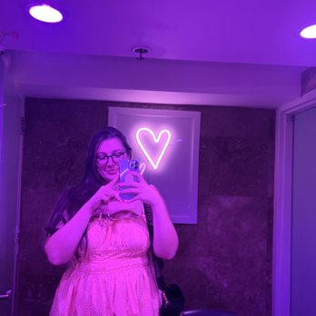 Petralunga - Bathroom - Pizza Near Me - Miami, Florida