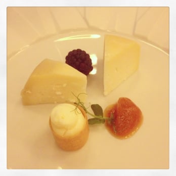 Feitoria Restaurant & Wine Bar - Cheese platter with fig chutney and blackberry - Portuguese Near Me - Lisboa, 20