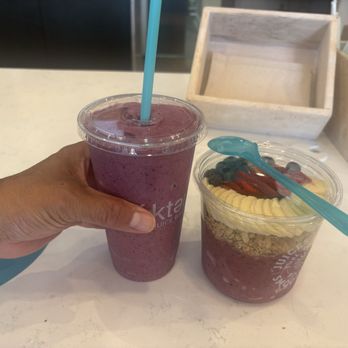 Nekter Juice Bar - Banana berry smoothie without agave, açaí bowl with berries and banana no agave also.  Simply the best! - Juice Bars & Smoothies Near Me - Encinitas, California