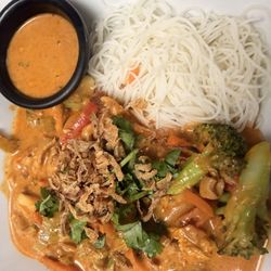 Combination Red Curry on Vermicelli