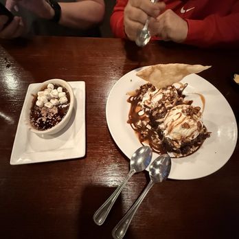 Houlihan's - Crème Brûlée (left) and Brownie Sundae (right) - Bars Near Me - Chanhassen, Minnesota