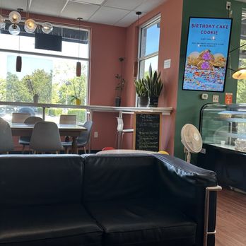 Look Up Dessert Cafe - Comfortable seating - Ice Cream & Frozen Yogurt Near Me - Chesapeake, Virginia