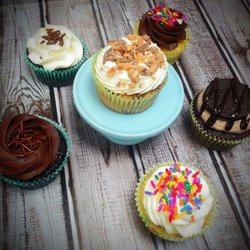 The Maple Pig Cupcakery - Variety assortment cupcakes