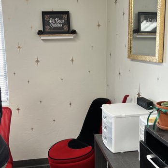 Retro Nail Bar - Cute high heel chair - Nail Salons Near Me - Tucson, Arizona
