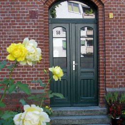 Ortsteil Borsigwalde - Rosenromantik vor dem Haus Räuschstraße 58. - Local Flavor Near Me - Berlin, BE