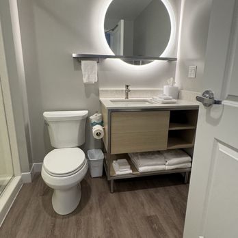 TownePlace Suites - Bathroom - Hotels Near Me - Eugene, Oregon