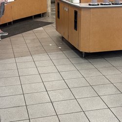 Royal Farms - Trash everywhere