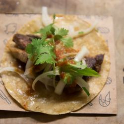 Mexiko Strasse - El Taco Lengua de Res - Rinderzunge, Frisches Gemüse, Koriander