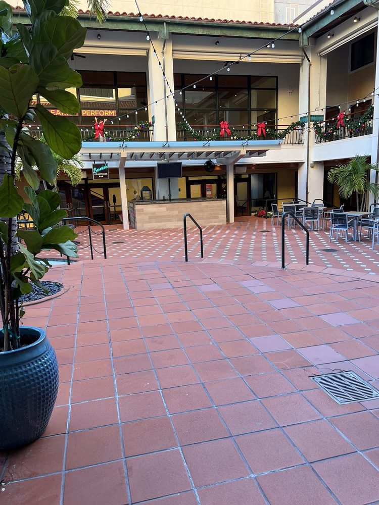 Peck Courtyard Logo