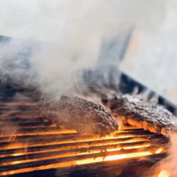 Seyfo's Grill - Hamburger op grill