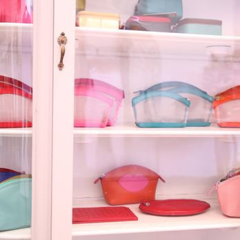 Très Chic - Dainty display case, leather goods - Women's Clothing Near Me - Houston, Texas Très Chic - Dainty display case, leather goods - Women's Clothing Near Me - Houston, Texas