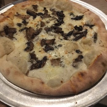 Moku Kitchen - Hamakua wild mushroom pizza - Cocktail Bars Near Me - Honolulu, Hawaii