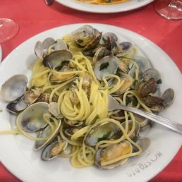 Spaghetti alle vongole - Spaghetti with clams Spaghetti alle vongole - Spaghetti with clams