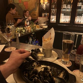 小物 NEW. MINETTA Over 700K Burgers Later, NY's Acclaimed Minetta Tavern Nears