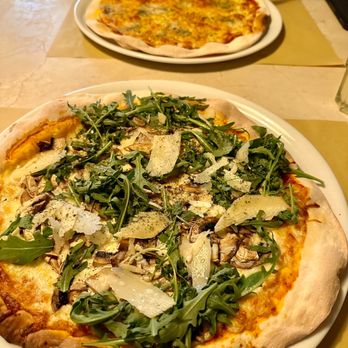 Restaurante Grigio - Mushroom pizza (front); Formaggio pizza (back) - Mediterranean Near Me - Porto, 13