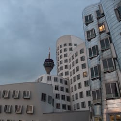Der neue Zollhof - Gehry-Bauten mit dem Rheinturm im Hintergrund am 18.07.2008
