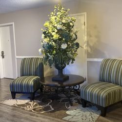 River Terrace Inn - Small lounge area in the hallway between the hotel rooms