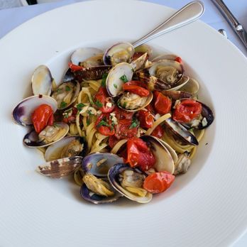 Luna Blu - Linguine Alle Vongole - Italian Near Me - Tiburon, California Luna Blu - Linguine Alle Vongole - Italian Near Me - Tiburon, California
