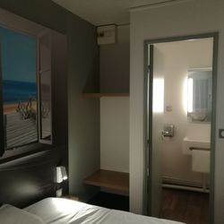 B&B Hôtel Saint-Nazaire la Baule - La chambre avec la salle de bain