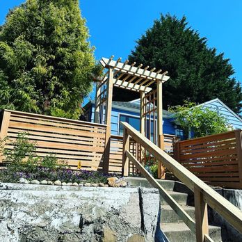 HelmCo Fences - 4 Post Arbor with Modern Cedar fence - Fences & Gates Near Me