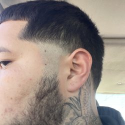 TK Salon - This is supposed to be a taper. They diddnt blend it in nor care to when I told them. Diddnt even line me up either