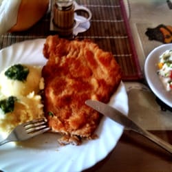 Kotlet z ziemniakami i surówką