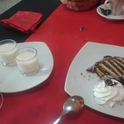 Y de postre, tronco de chocolate con chupitos de arroz