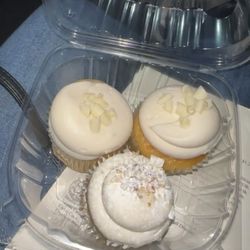 Butterfingers - Not as expected, I got three mini cupcakes and to be completely honest they tasted like refrigerator