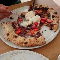 Lilla Napoli - Ja det är sant: chokladpizza med hasselnötter, jordgubbar och vaniljglass.