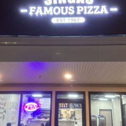 Singas Famous Pizza Middletown - Front entrance