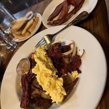 Alpine Crossing and Kitchen - Corned beef Hash with a side of bacon - Breakfast & Brunch Near Me - McMinnville, Oregon