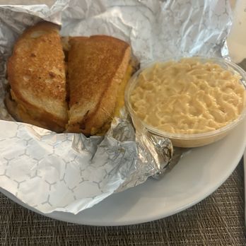 4 Rivers Smokehouse - Bbq melt and Mac & cheese - Barbeque Near Me - Kissimmee, Florida 4 Rivers Smokehouse - Bbq melt and Mac & cheese - Barbeque Near Me - Kissimmee, Florida