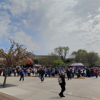 New York Mets - Check out the long lines waiting for the gates to open - Professional Sports Teams Near Me - Flushing, New York
